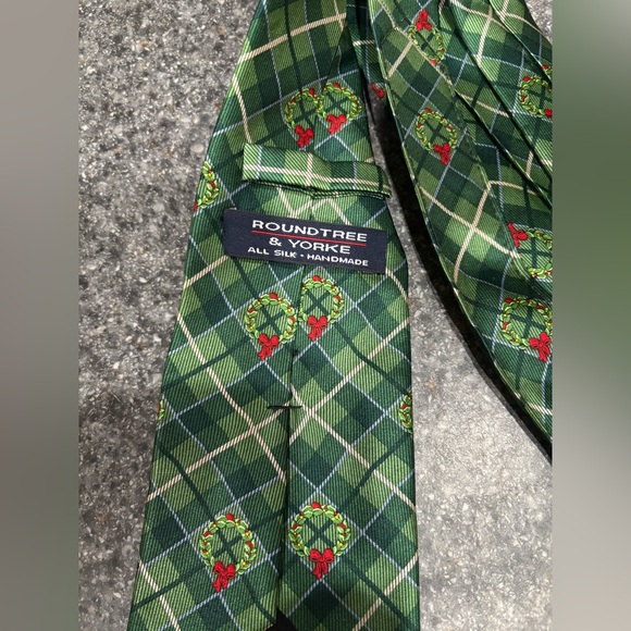 ROUNDTREE AND YORKE MENS TIE GREEN WITH CHRISTMAS WREATH TIE - Picture 2 of 3
